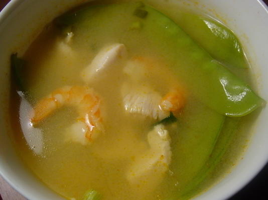 soupe thaï aux crevettes et au poulet