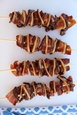 brochettes de chocolat, beurre de cacahuète et bacon