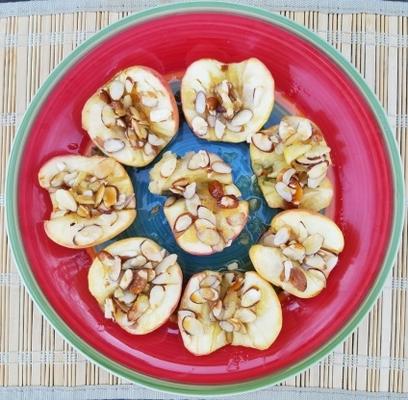 pommes au four avec du miel et des amandes effilées