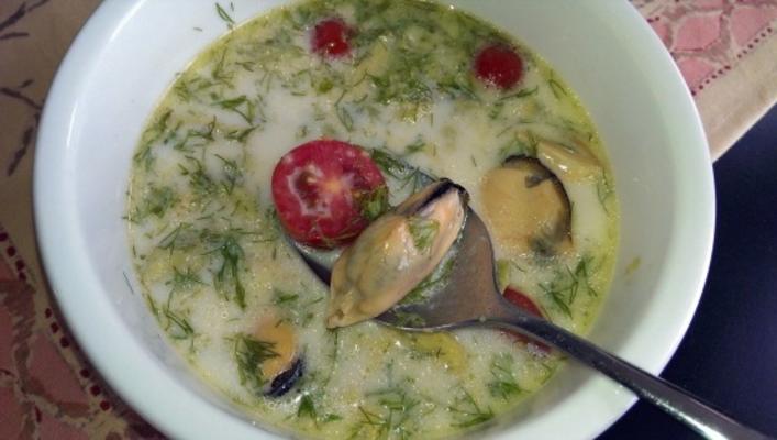 Soupe de moules à l'avocat, à la tomate et à l'aneth