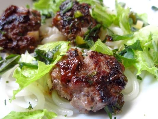 bun cha (salade de boulettes de porc et de nouilles au porc vietnamien)