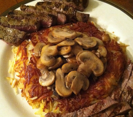 faux-filet de bifteck avec des pommes de terre rissolées et des champignons 5fix