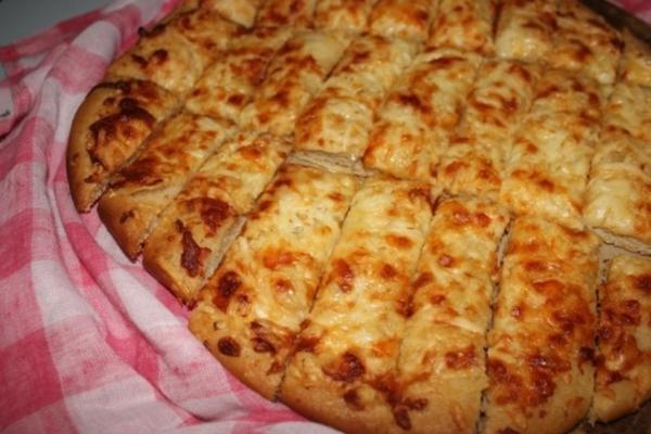 Forevermama's Garlic Cheesy Bread (Just Like Takeout)