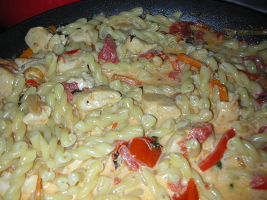 gemelli au poulet et légumes à la crème de tomates et basilic