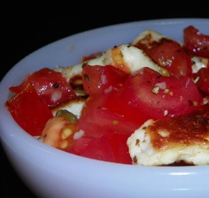 Salade de tomates et fromage halloumi dans une vinaigrette aux câpres