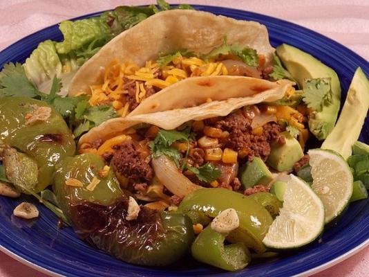 tacos de bœuf et de maïs aux poivrons grillés à l'ail