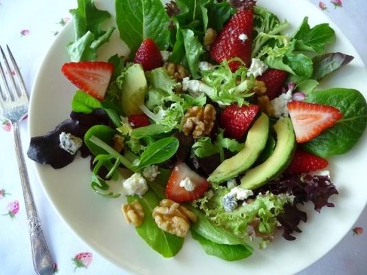 salade d'avocat à la fraise avec des légumes verts