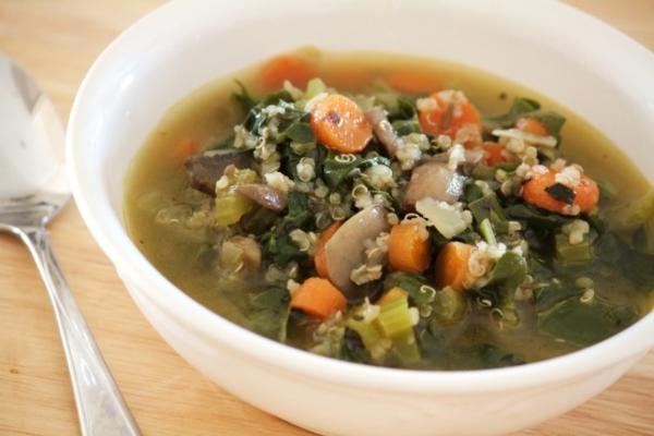 soupe de quinoa aux fines herbes avec bette à carde