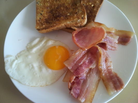 bacon, œufs et pain grillé: ma version
