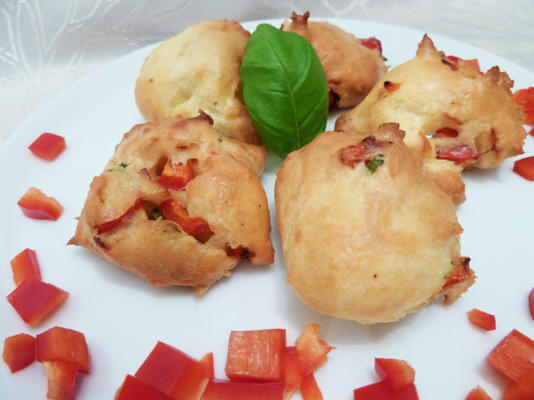 Bouchées de fromage Asiago Gougere 'aux poivrons rouges