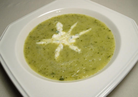 soupe de courgettes à la crème aux herbes