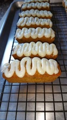 barres de courgettes aux carottes avec glaçage au fromage à la crème au citron