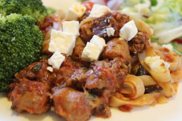 Aubergines grillées et saucisses avec linguine