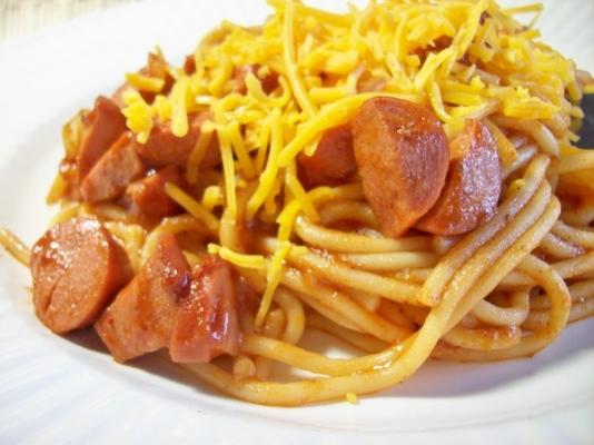 spaghetti au chili avec des hot dogs