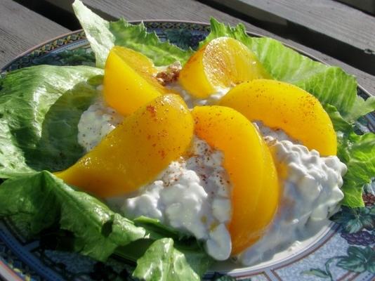 Salade des années 1950: pêche et fromage cottage