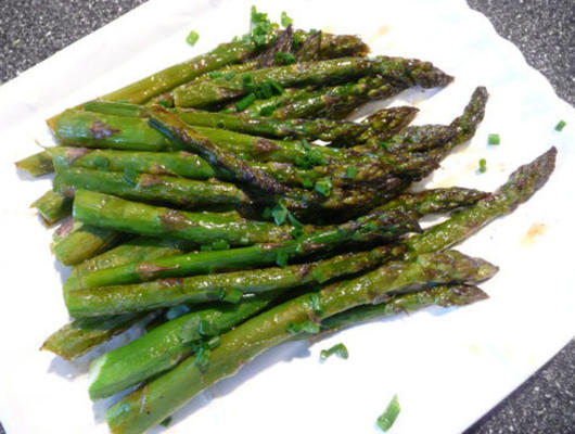 1 point plus - asperges grillées au citron et à la ciboulette