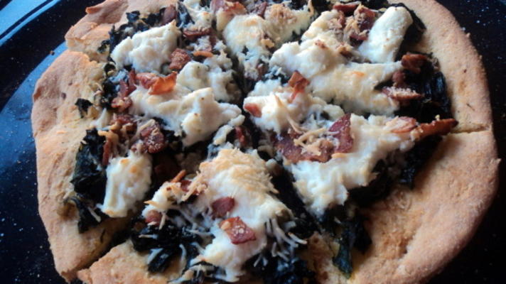 pizza à la croûte de maïs et de bette à carde et ricotta