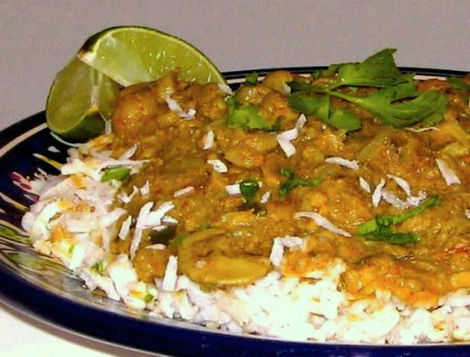 chou-fleur au curry sur du riz basmati parfumé des Indes orientales