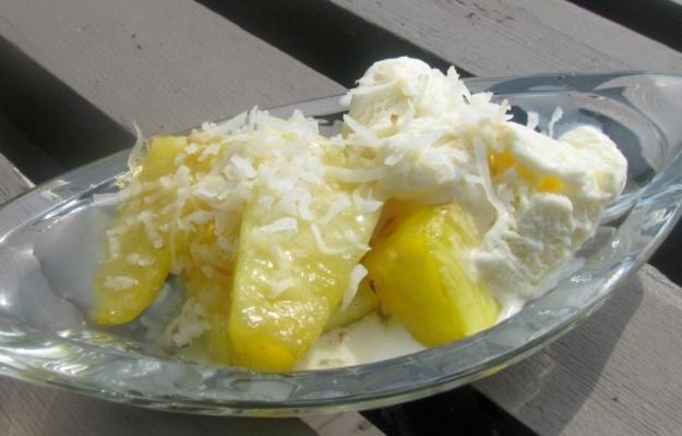 ananas rôti avec sauce rhum-vanille et noix de coco