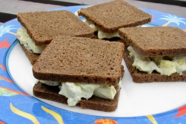 sandwichs aux doigts de salade aux œufs parfaits