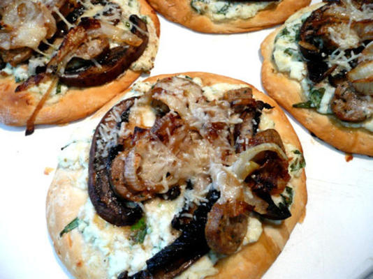 mini-pizzas à l'oignon et au portabello caramélisées