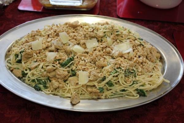 spaghettis au mascarpone, citron, épinards et noisettes