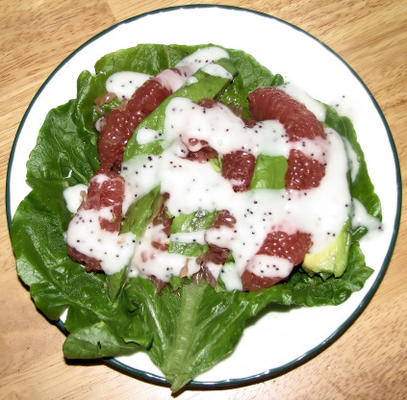 Salade d'avocat et de pamplemousse avec vinaigrette aux graines de pavot