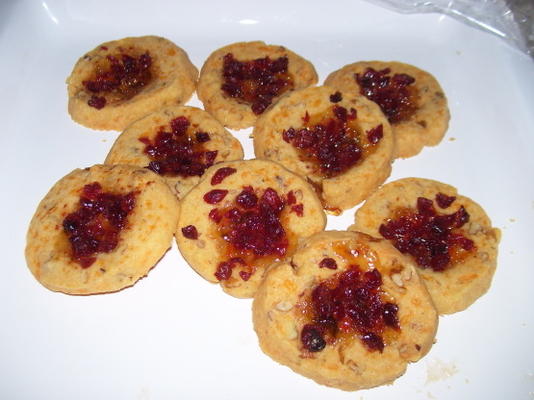 empreintes de noix de pécan cheddar avec gelée jalapeno et canneberges
