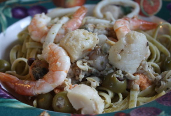 il linguine et la salsa de pesto avec frutta del mare