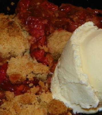 Tarte aux cerises et garniture de crumble à la pistache