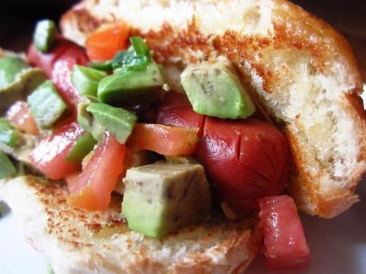 hot-dogs de style chilien avec relish avocat-chili