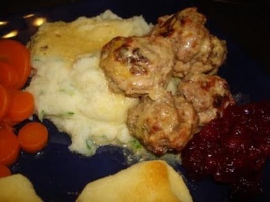 boulettes de viande finlandaises tessa kiros avec piment de la Jamaïque, crème sure et lin