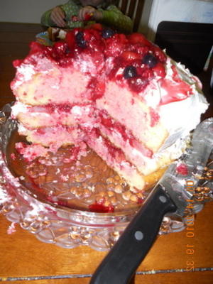 gâteau aux trois baies avec gâteau jaune et aux fraises