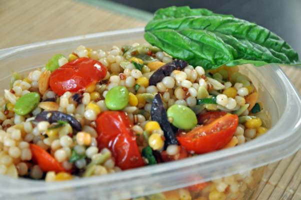 salade de couscous israélien avec tomates cerises grillées