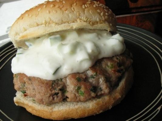 hamburgers à la dinde et aux herbes avec vinaigrette au citron et au yogourt