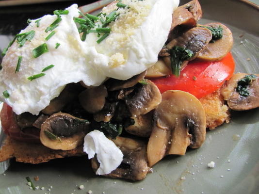 oeufs pochés aux champignons et tomates