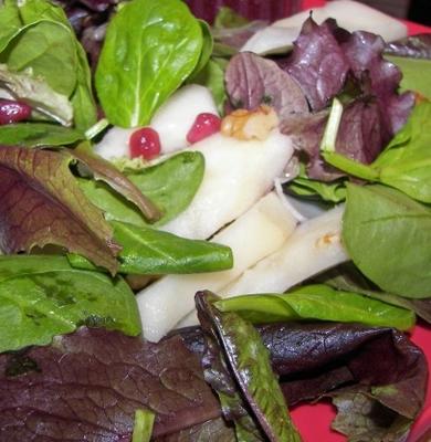 salade d'épinards et de poires avec vinaigrette à la grenade