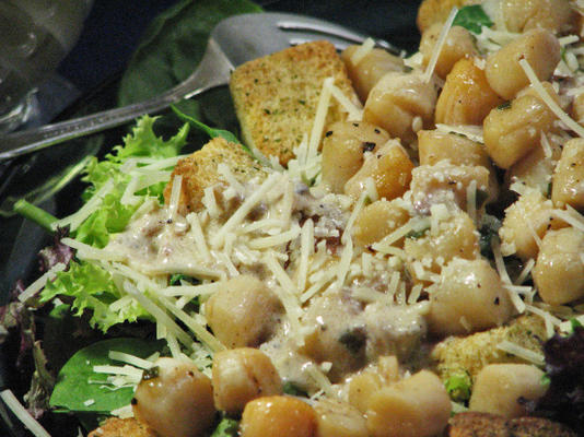 salade César aux pétoncles digby saisis avec vinaigrette faible en gras
