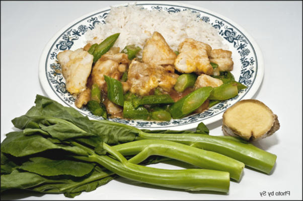 poisson tranché avec du brocoli chinois sur du riz blanc