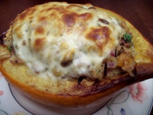 riz sauvage, cerises, abricots et courge poivrée farcie au fromage