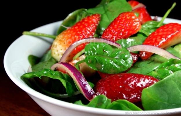 salade de fraises et épinards avec vinaigrette balsamique
