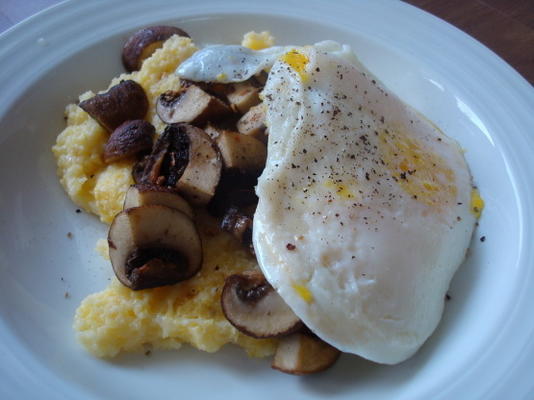 polenta au parmesan avec œufs et champignons rôtis