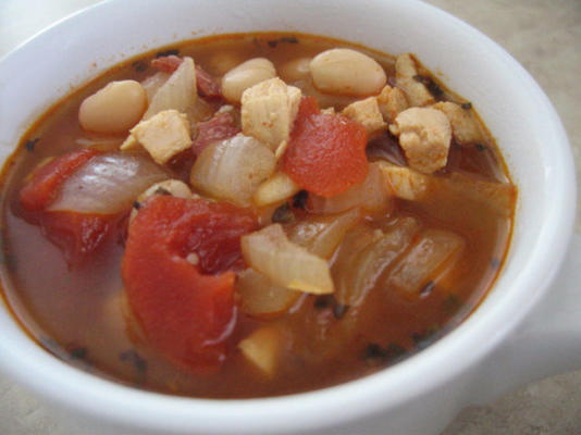 soupe de poulet d'hiver aux tomates et haricots cannellini