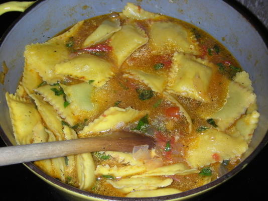 soupe de tomates cerises et de raviolis