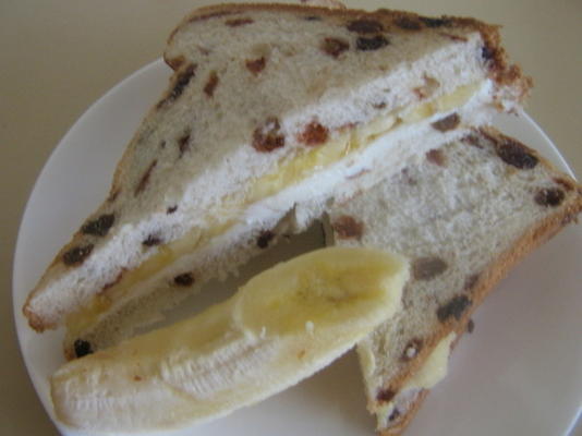 sandwich pain aux bananes et aux raisins