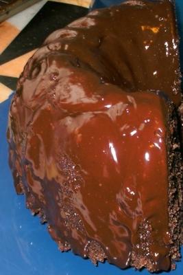 gâteau aux betteraves au chocolat épicé avec glaçage au chocolat