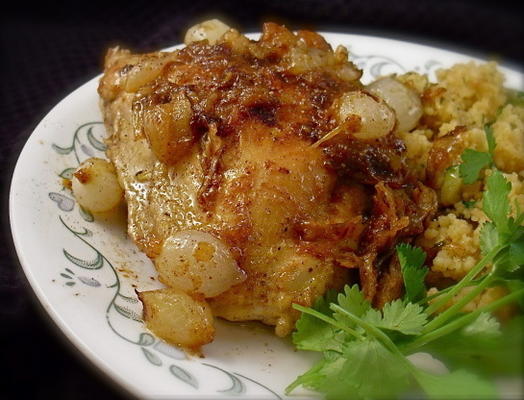 poulet avec bébé oignons caramélisés et miel (djaj bil assal)