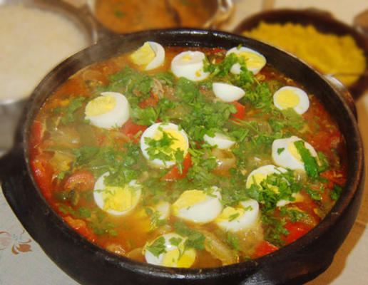 ragoût de poisson bahian brésilien, décoré avec des œufs durs (moqueca