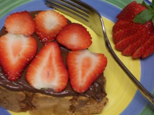 pound tranches de gâteau avec nutella et fraises fraîches