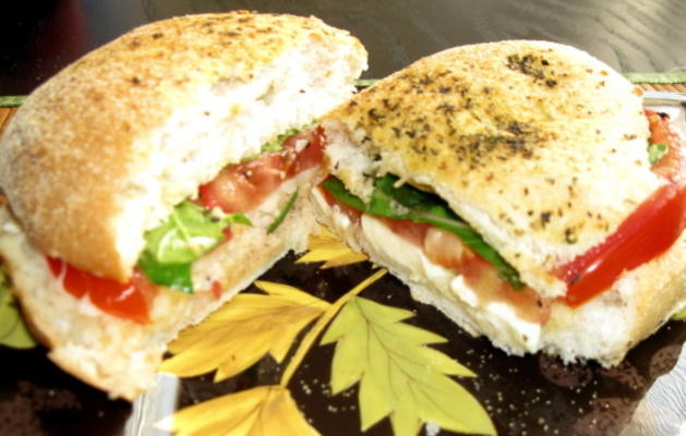 sandwich d'été parfait (tomate, basilic, fromage)